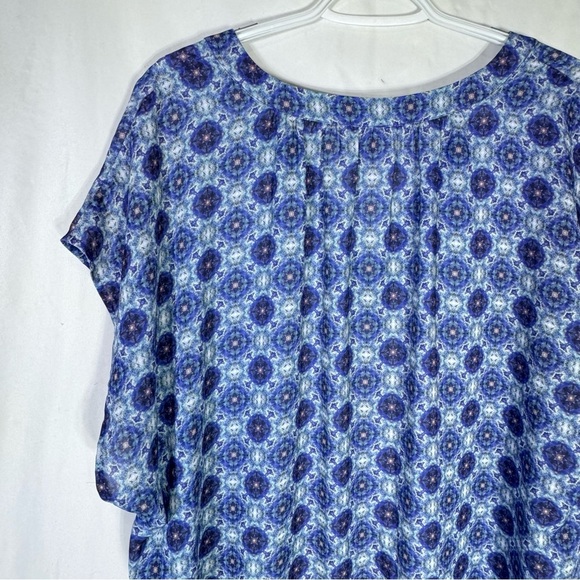 Roz & Ali Women’s Blue Medallion Print Cap Sleeve V-Neck Blouse - Picture 4 of 7